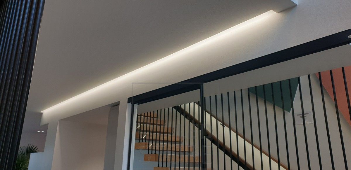 Kaunista epäsuoraa valoa katon ja seinän välisestä urasta. Ledstore.fi